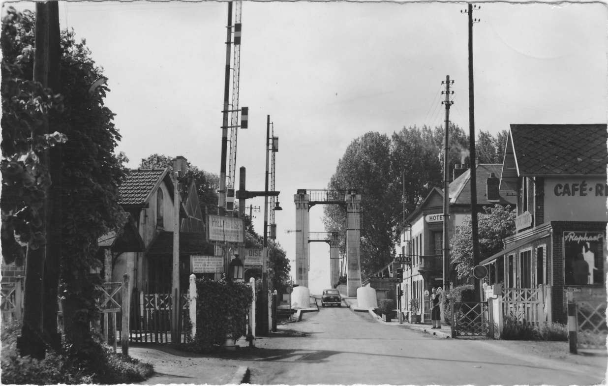 L'entrée du pont sur l'Oise à Précy