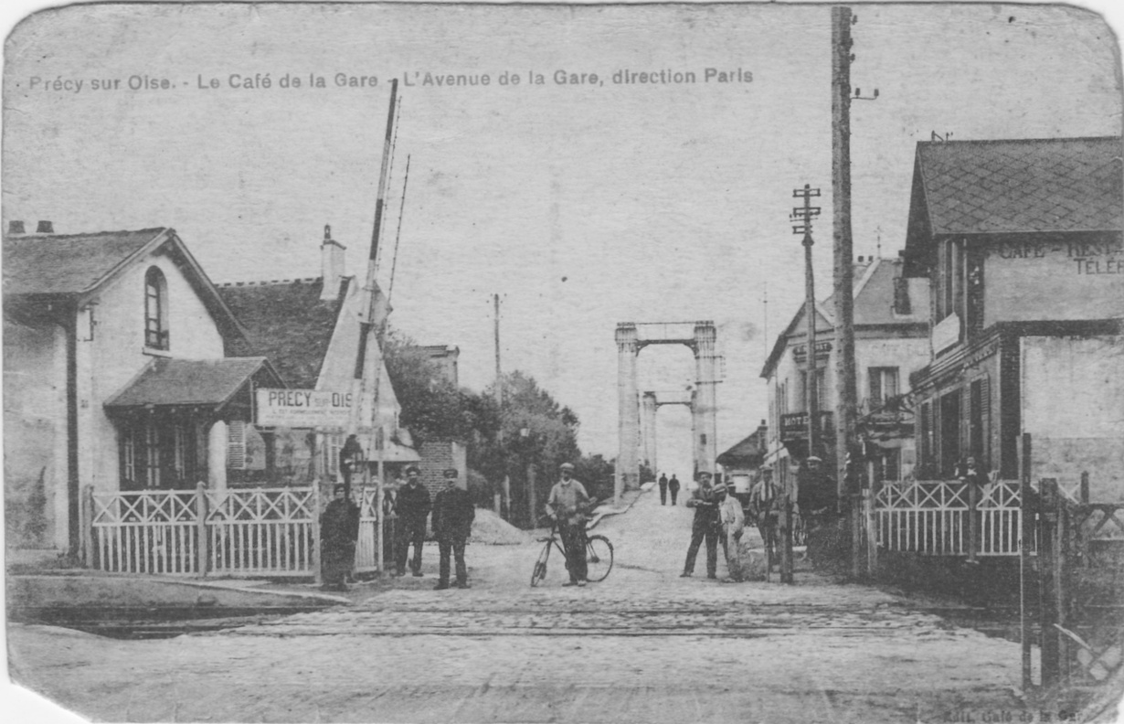 L'avenue de la gare à Précy