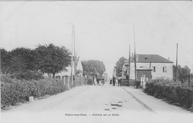 L'avenue de la gare à Précy