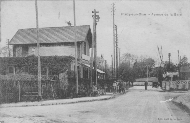 L'avenue de la gare à Précy