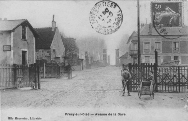 L'avenue de la gare à Précy