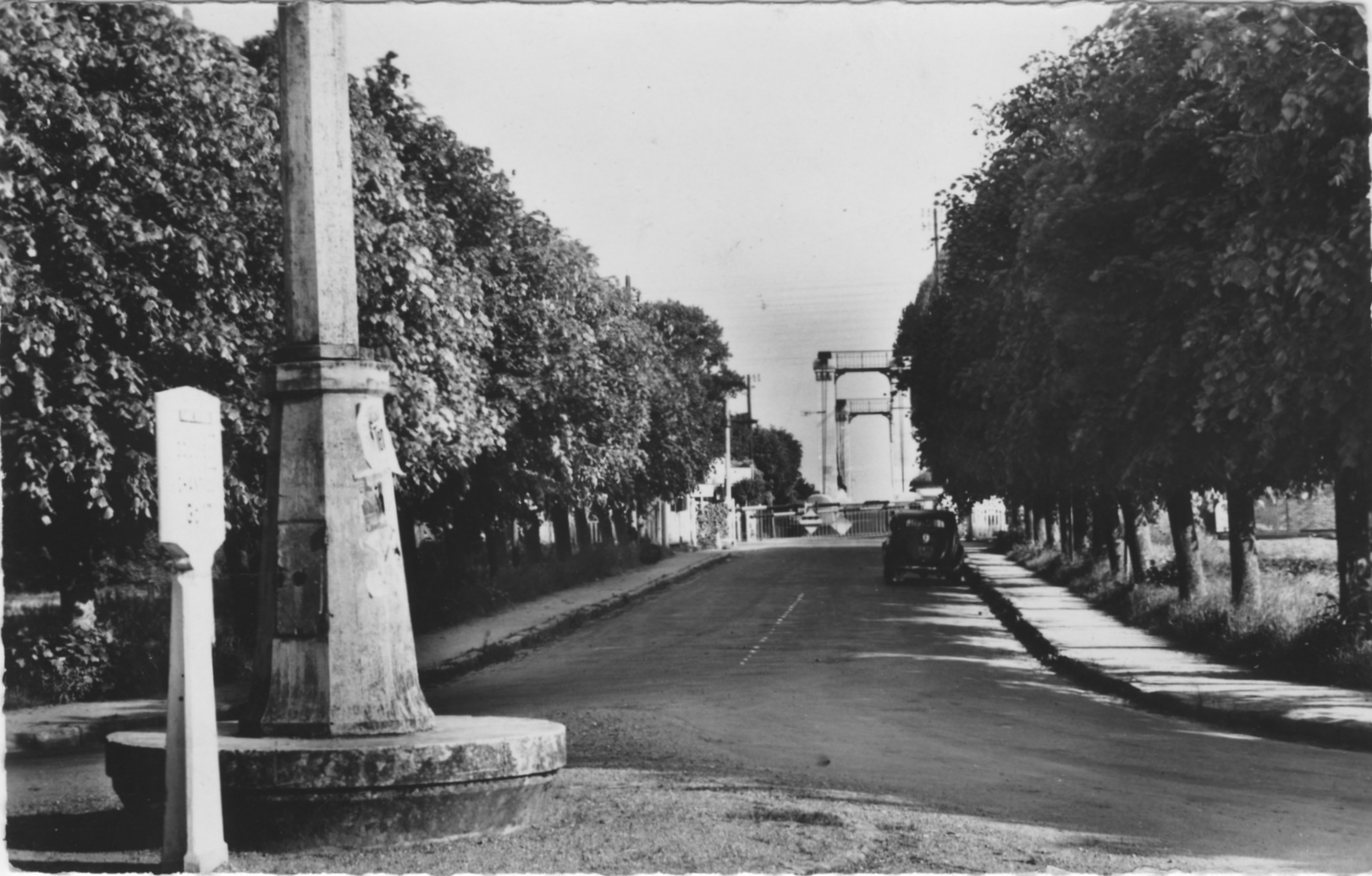 L'avenue de la gare à Précy