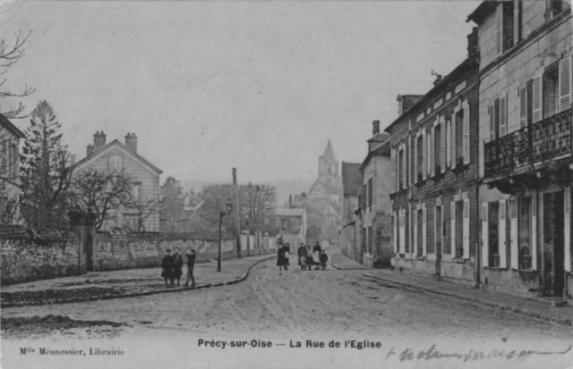 La rue de l'église à Précy