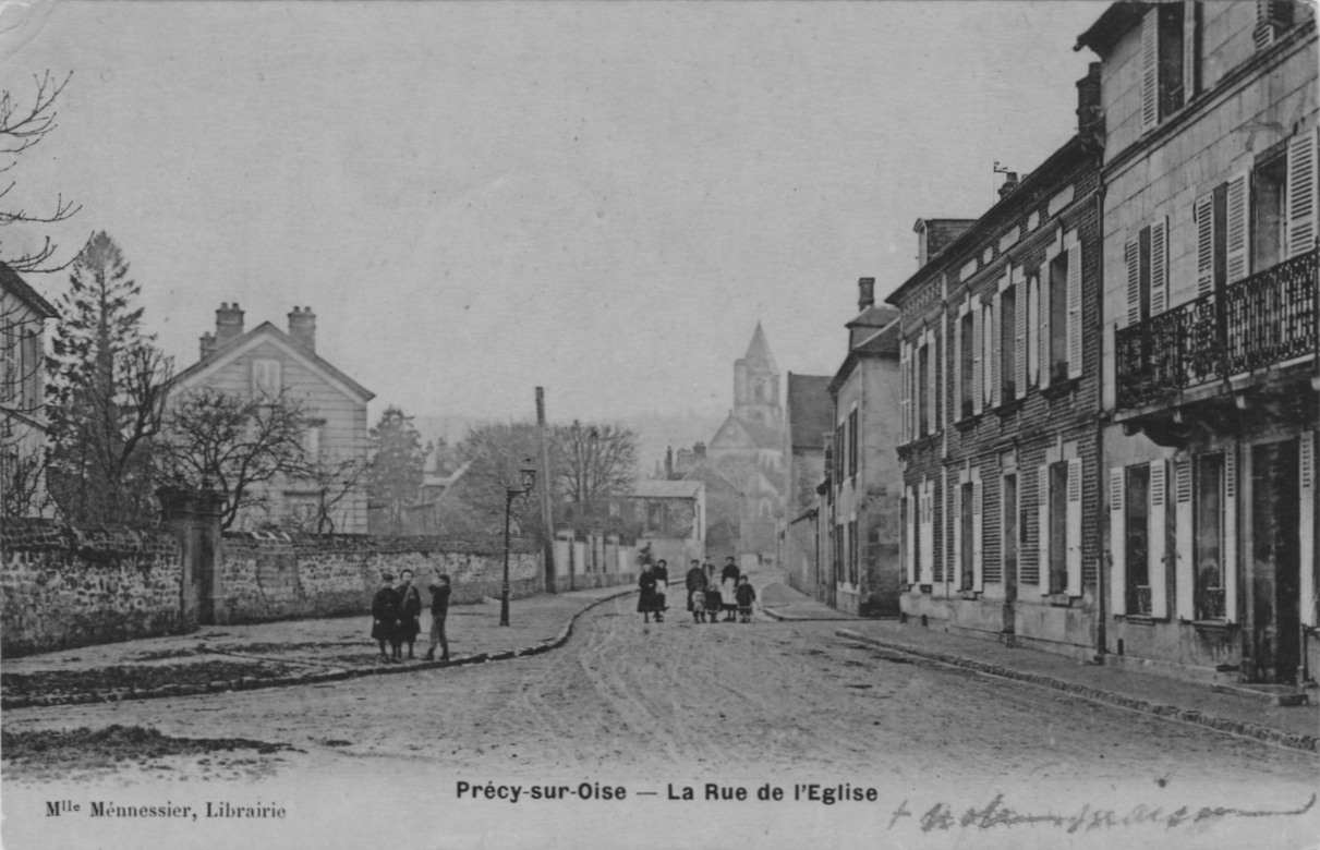 La rue de l'église à Précy