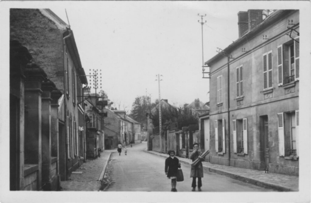 La grande rue dans Précy sur Oise