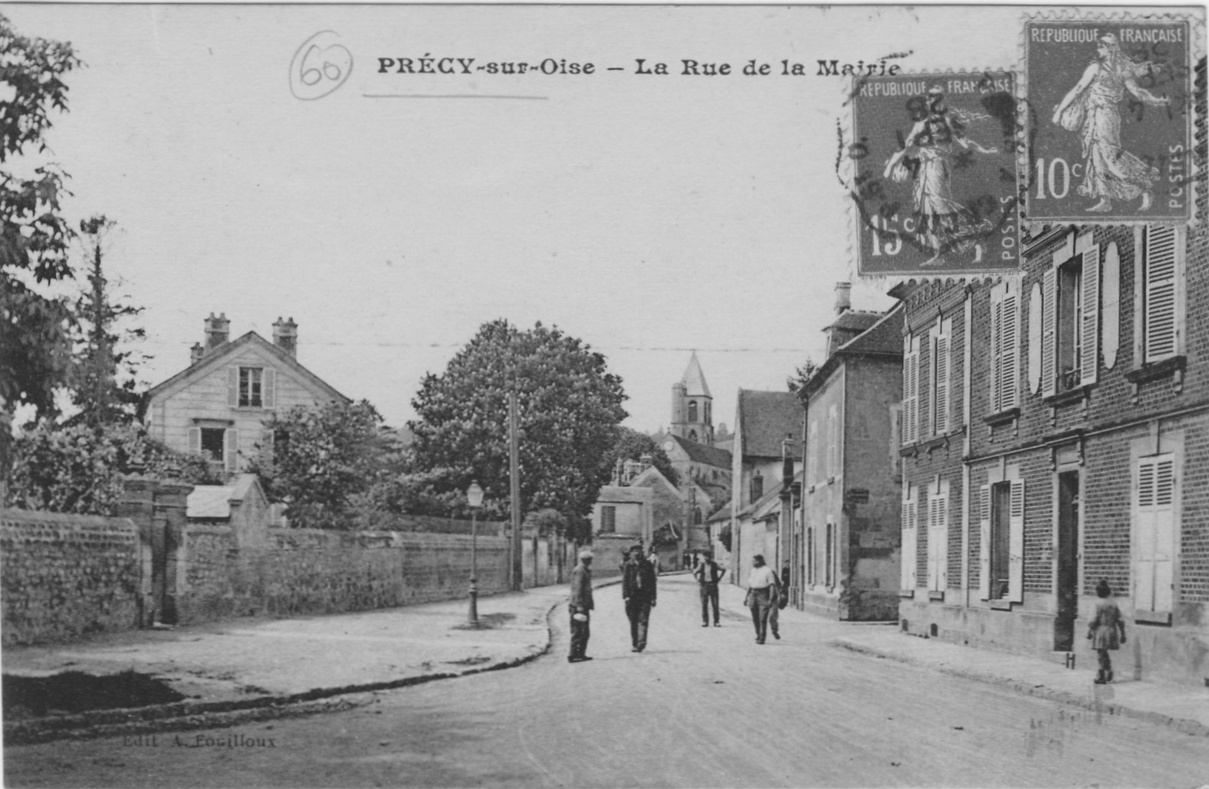 La rue de la mairie dans Précy sur Oise