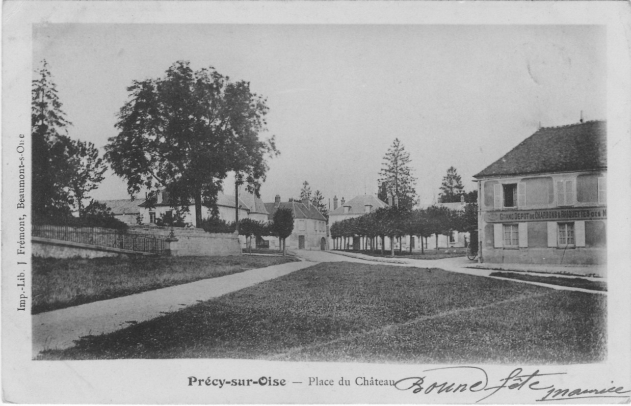 La place de l'église à Précy