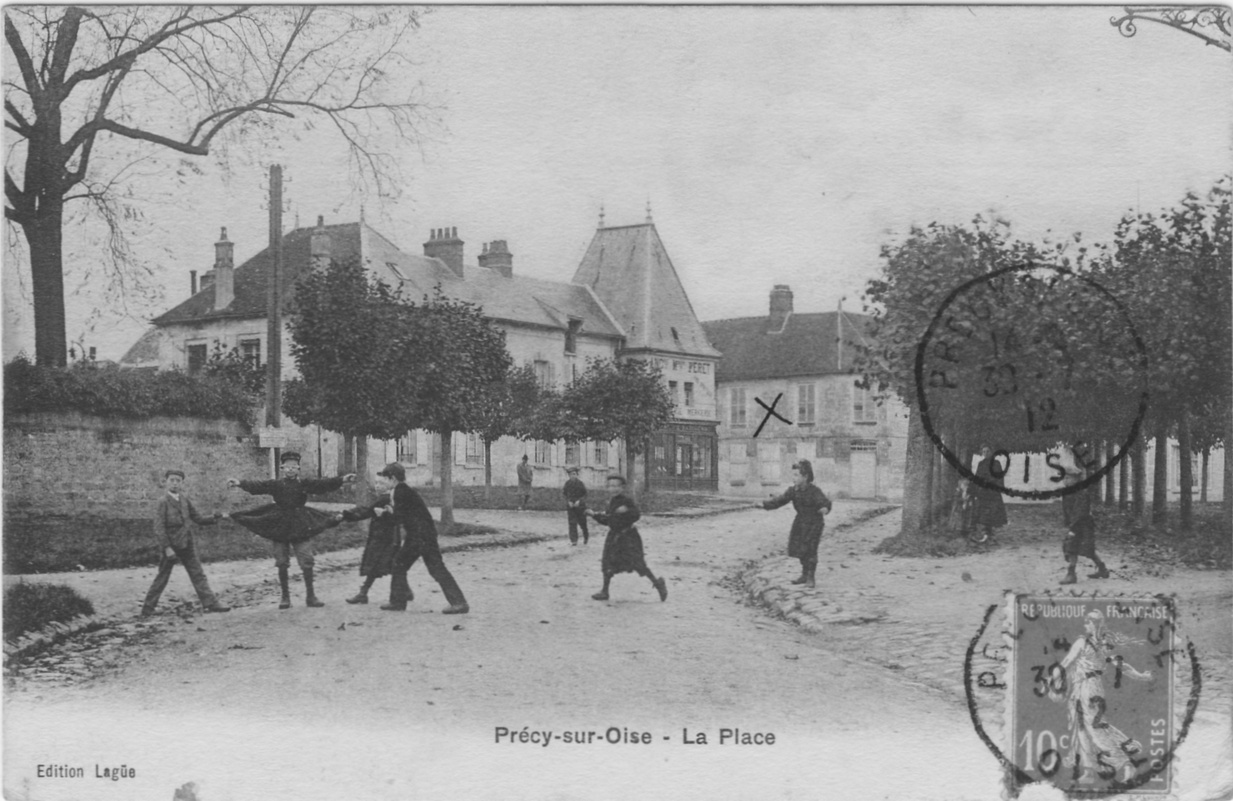 La place de l'église à Précy