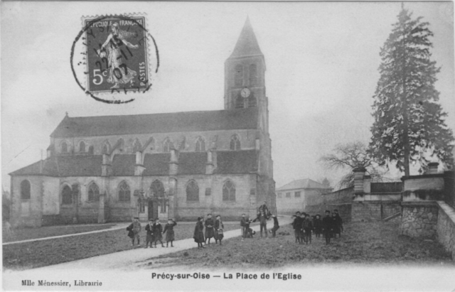 La place de l'église à Précy