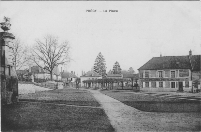 La place de l'église à Précy