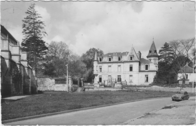 La place de l'église à Précy sur Oise