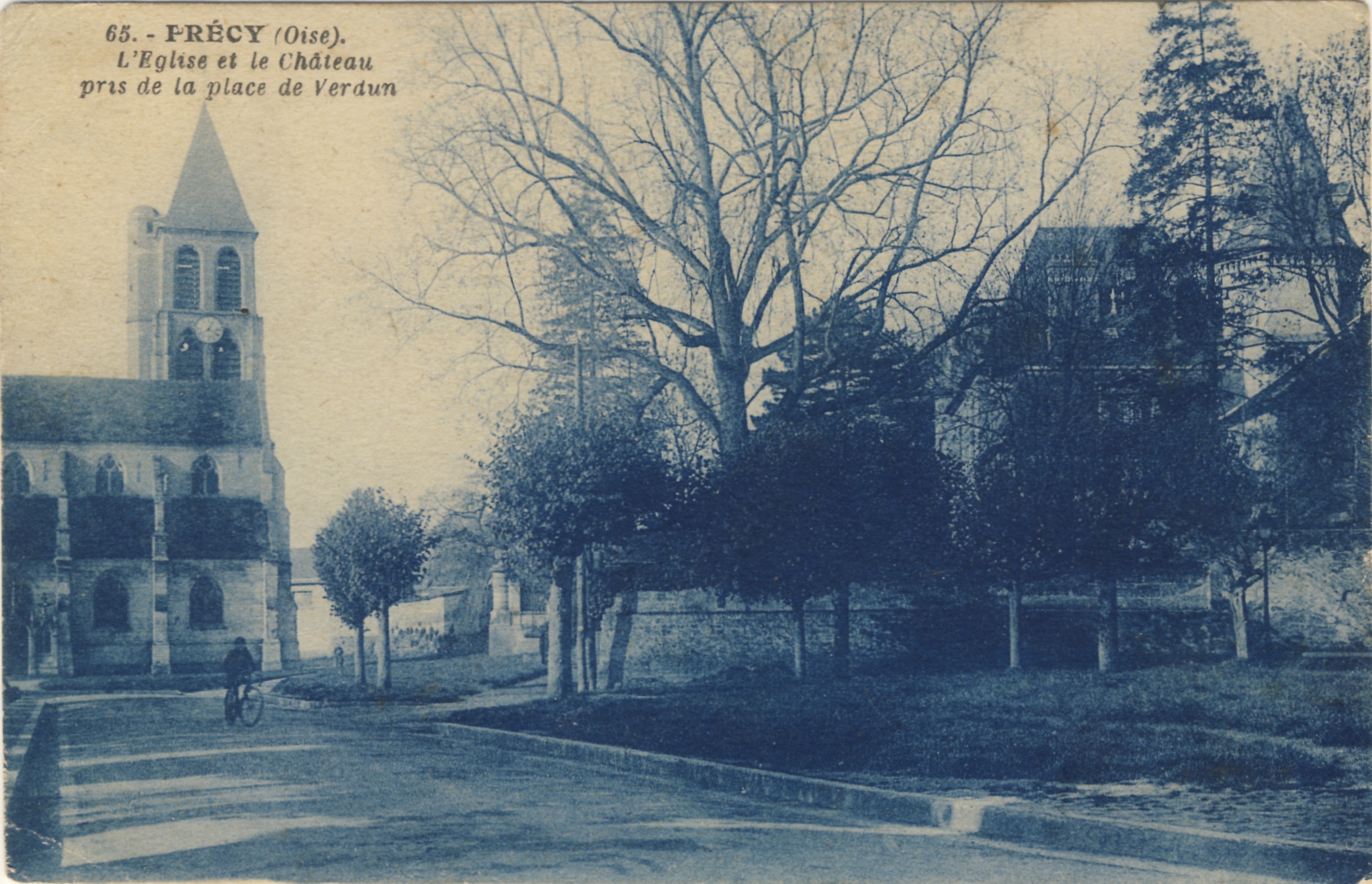 La place de l'église à Précy