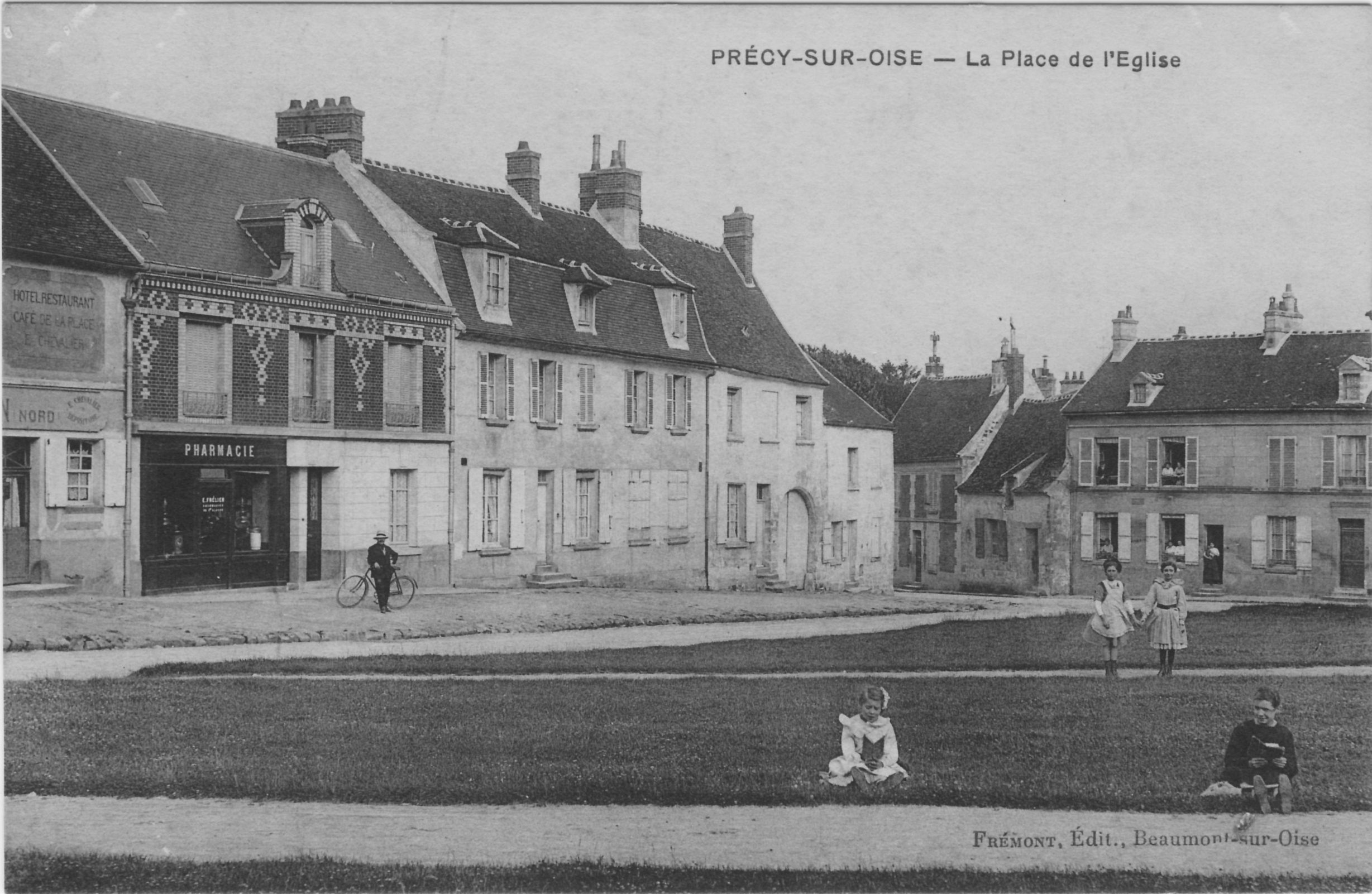 La place de l'église à Précy