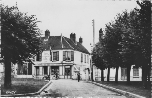 La place de l'église à Précy