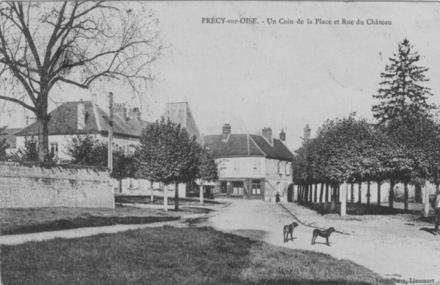 La place de l'église à Précy