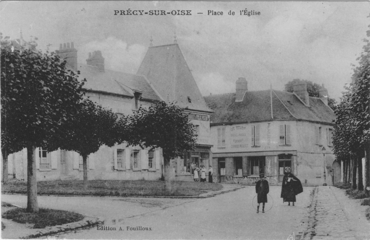 La place de l'église à Précy