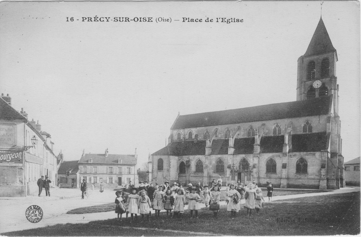 La place de l'église à Précy