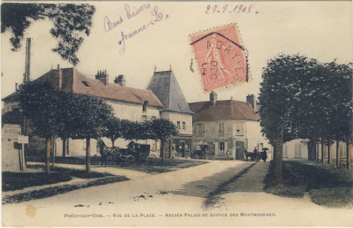 La place de l'église à Précy