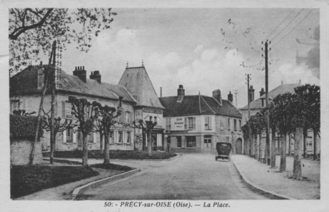 La place de l'église à Précy