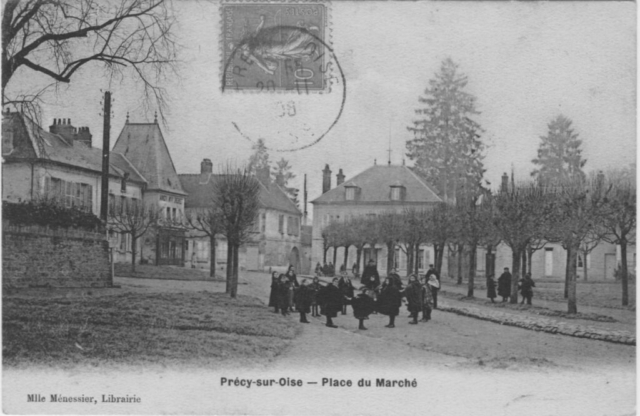 La place de l'église à Précy