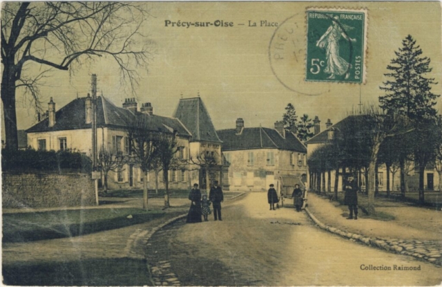 La place de l'église à Précy