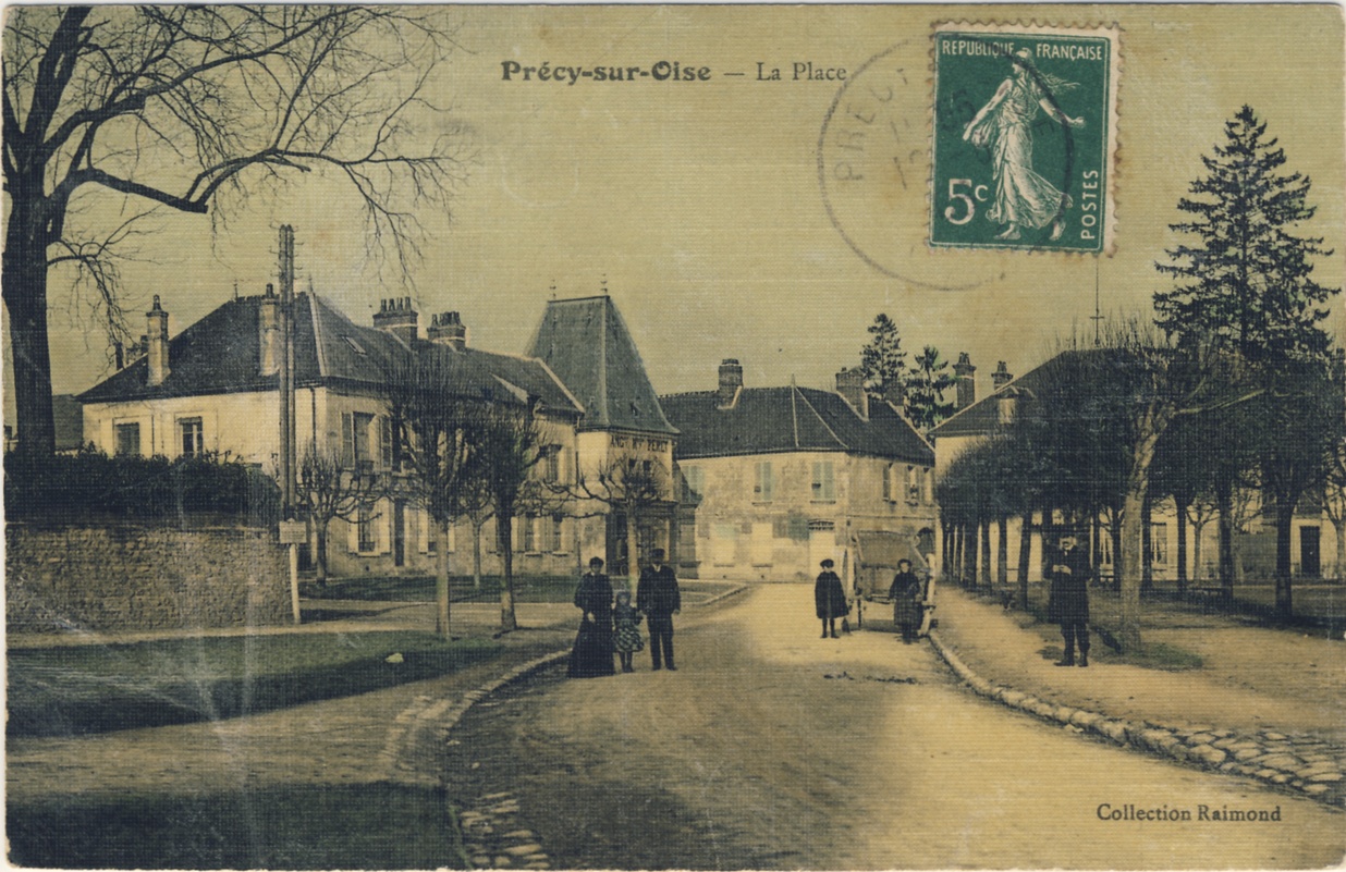 La place de l'église à Précy