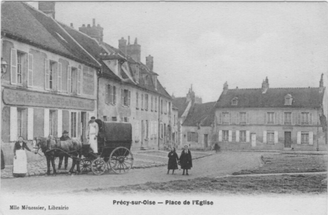 La place de l'église à Précy