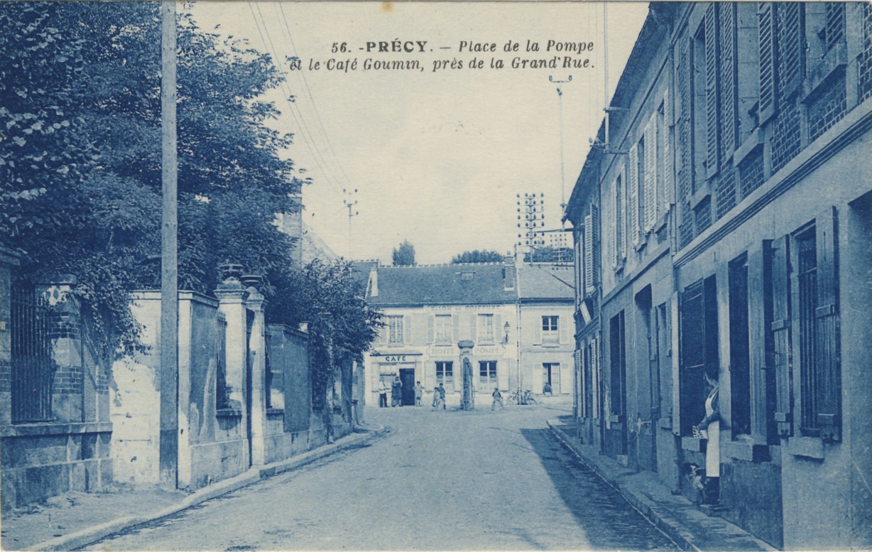 La place de la pompe à Précy